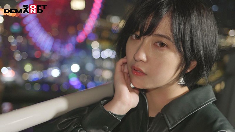 人となじめない、自分を出せない、ミステリアスな孤高のセンター 元アイドル AV debut 吉手るい