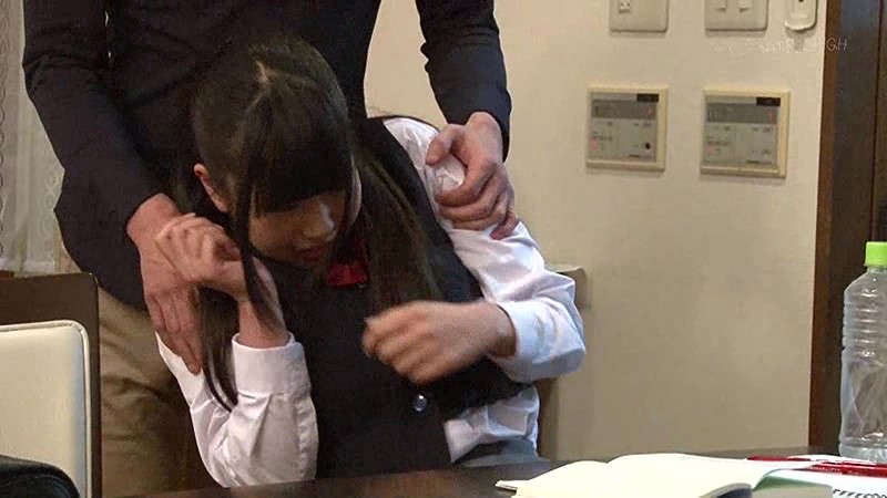 オシッコ我慢中に無理やり巨根をねじ込まれ激ピス！快感に耐えきれず絶頂お漏らしする足腰ガクブル女子校生